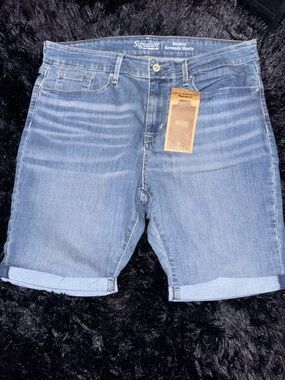 Levi's Signature Denim Bermuda Shorts in Medium Blue Wash NWT